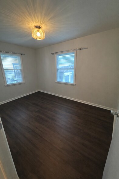 Building Photo - 5306 E 10th St