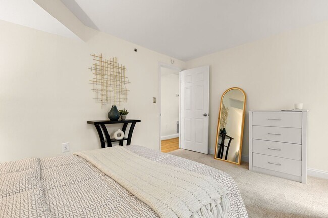 Building Photo - Spacious & Conveniently Located 2br/2ba on U St Corridor!