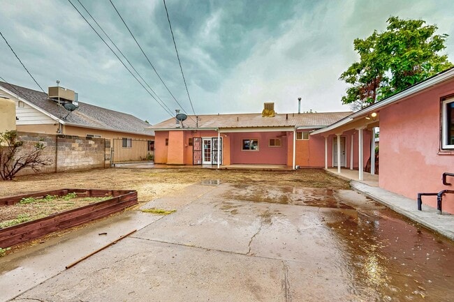 Building Photo - 4109 Comanche Rd NE