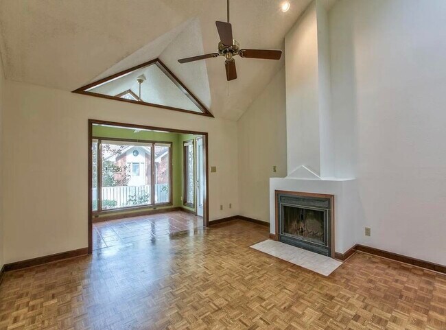 Building Photo - 842 Santa Rosa Dr