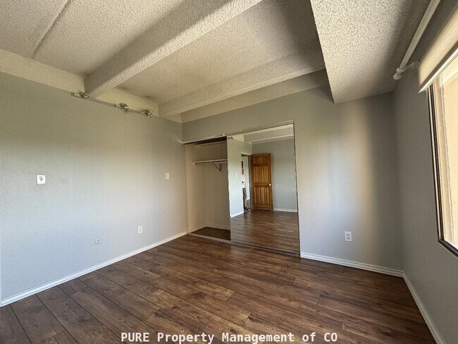 Building Photo - Beautiful 2 bedroom 2 bath condo!  Updated!