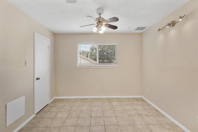 Building Photo - 907 Dominion Dr