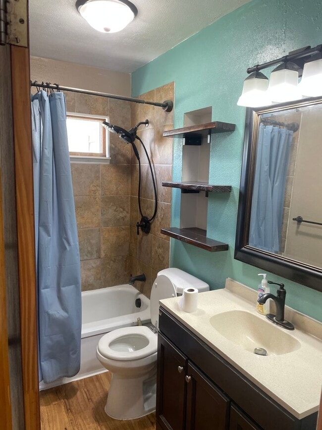 Building Photo - Large Single Family Residence for Rent!