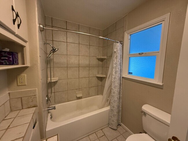 Building Photo - Single story in the heart of Modesto!