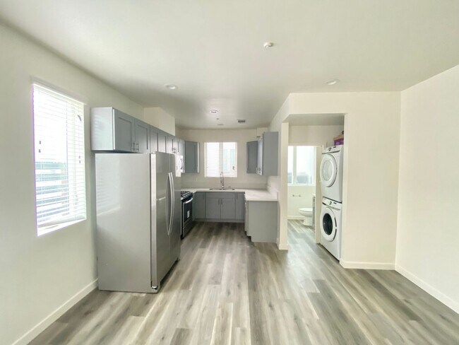 Building Photo - 2409 1/2 Ridgeley Dr