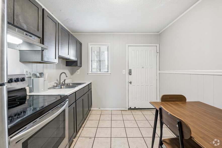 Studio - 500SF - Kitchen - French Quarter Apartments