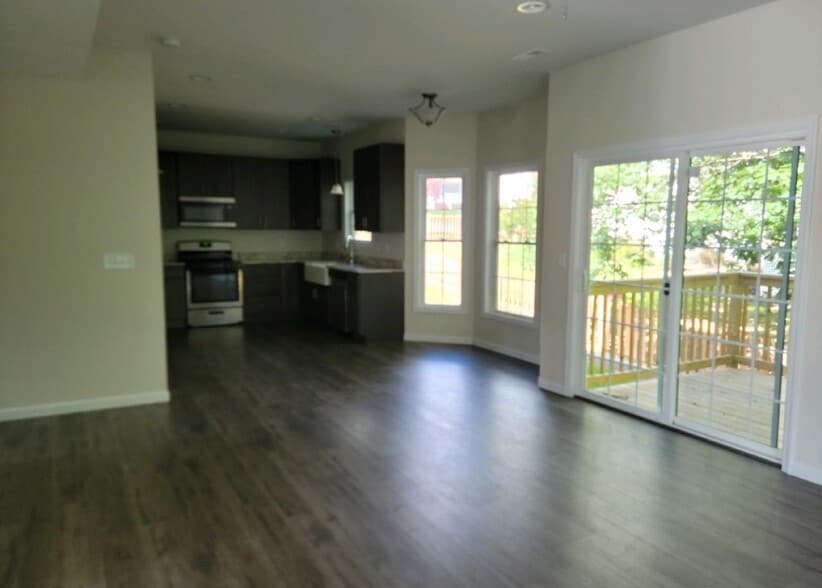 Building Photo - 905 W Estate Dr