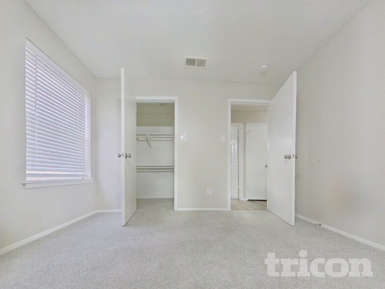 Building Photo - 6212 Douglas Dr