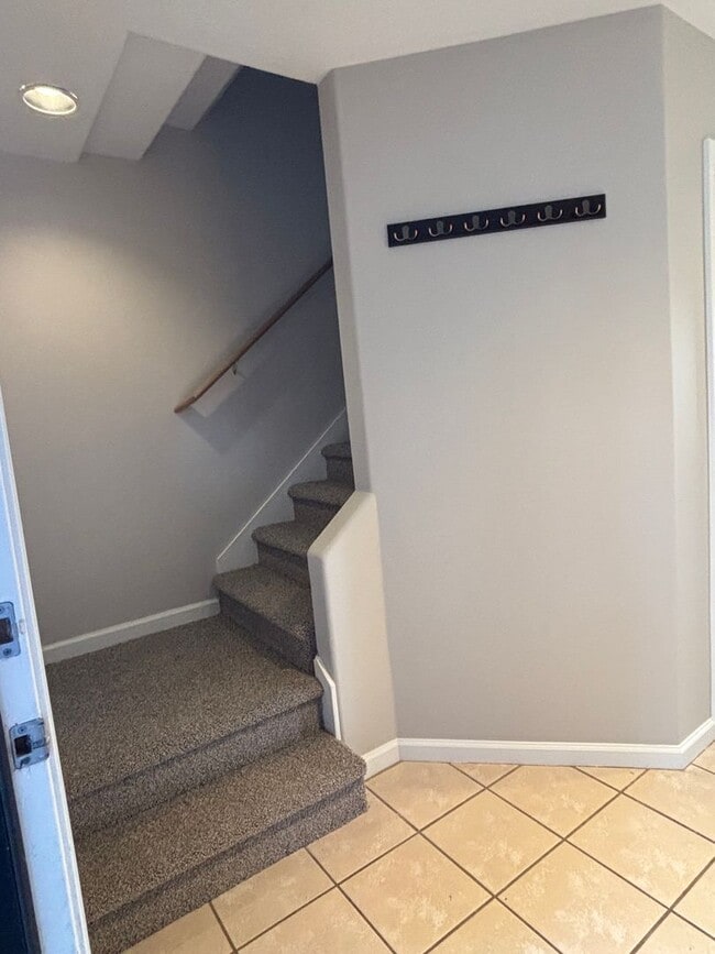 Building Photo - 3 BR/2.5 BA Townhouse