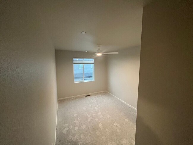 Building Photo - Beautiful 3 Bed 2.5 Bath Townhome in North East Fort Collins!