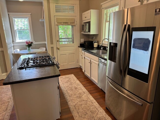 Building Photo - Beautiful Classic 4+ Bedroom 3,800 Sq. Ft....