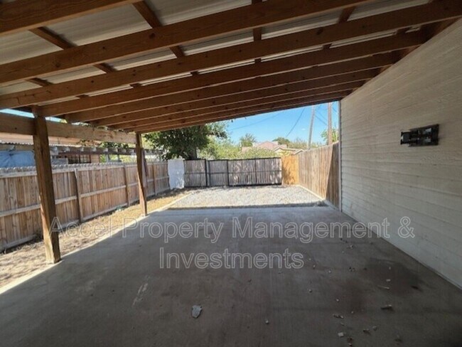 Building Photo - 2120 Datepalm Ave