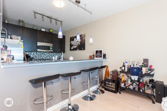 Building Photo - 1 bedroom in Chicago IL 60654