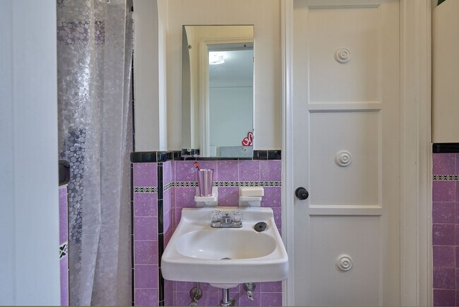 Building Photo - 1237 Hi Point St