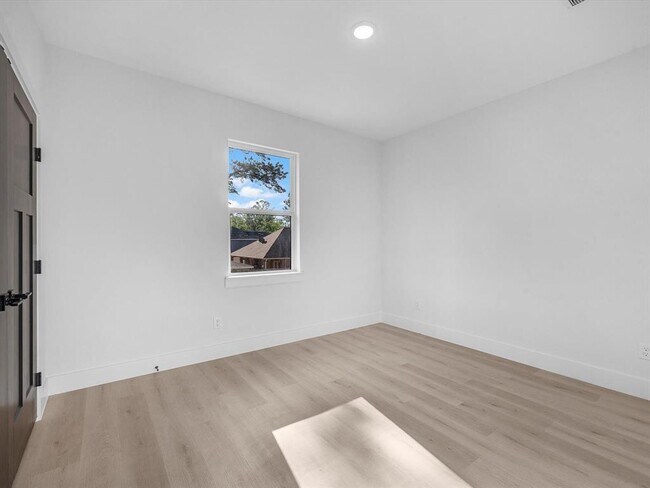 Building Photo - 10732 Twin Oak Dr