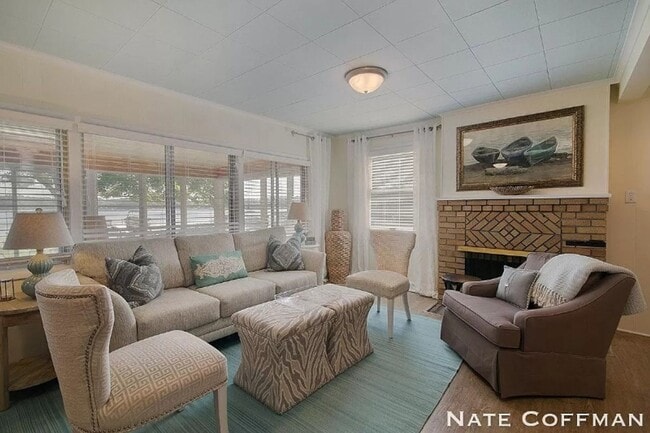 Building Photo - Lakefront 4 bed 2 bath home
