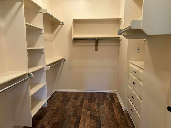 Building Photo - Elegant Living in the Heart of OKC – Impec...