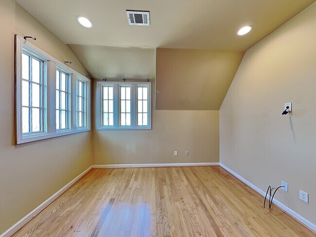 Building Photo - 1036 Portobello Rd