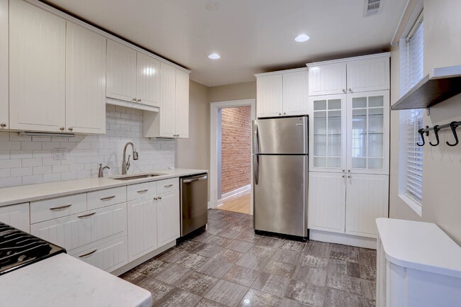 Building Photo - (2BD/1.5BA) Fabulous Patterson Park Townhome