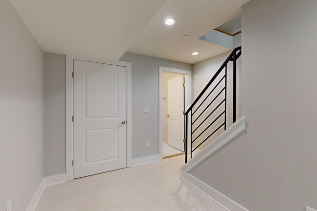 Building Photo - 511 N Paxon St