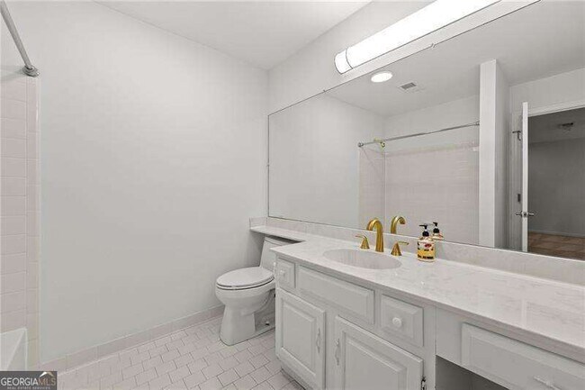 Building Photo - 407 Bridle Path