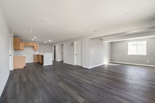 Building Photo - ***WINTER SPECIAL $2695.00 a Month *** 5 b...
