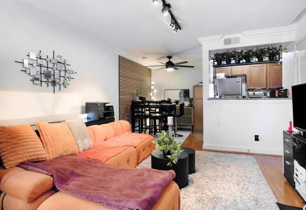 Building Photo - 355 N Maple St