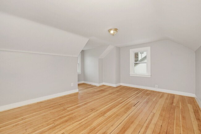 Building Photo - Three bedroom, one bathroom single in Springfield!