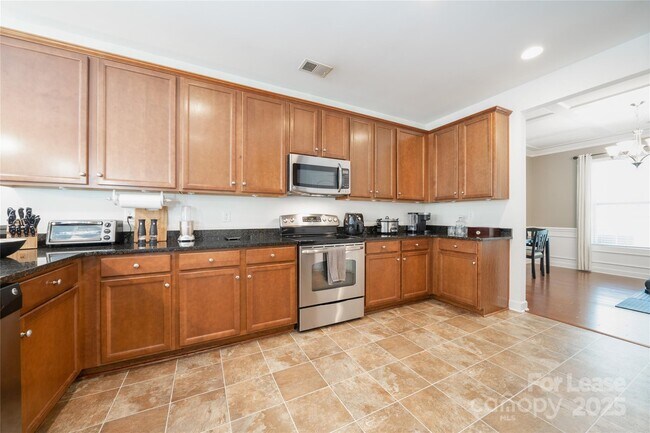 Building Photo - 4938 El Molino Dr