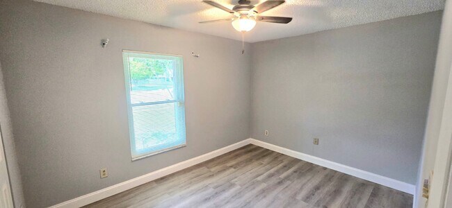 Building Photo - 1340 Paradise Ln