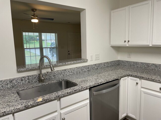 Building Photo - Two Bedroom Townhouse with Bonus Room in Sherrills Ford!