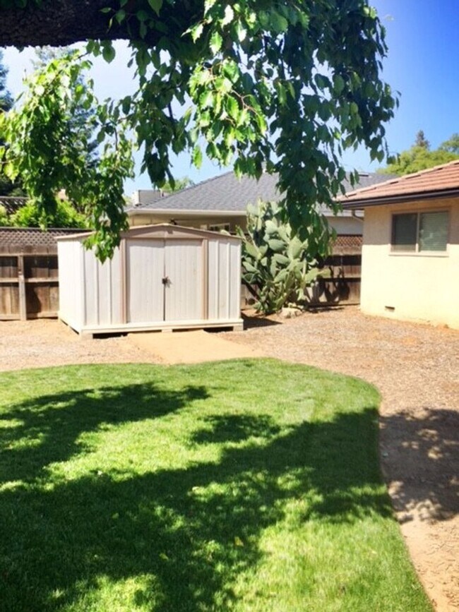 Building Photo - 1657 W Ellery Way