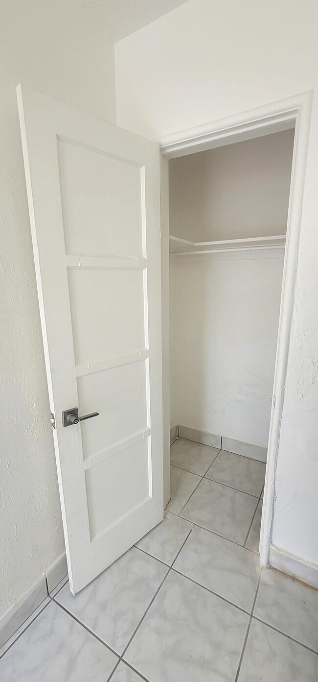 Building Photo - 403 N 19th Ave