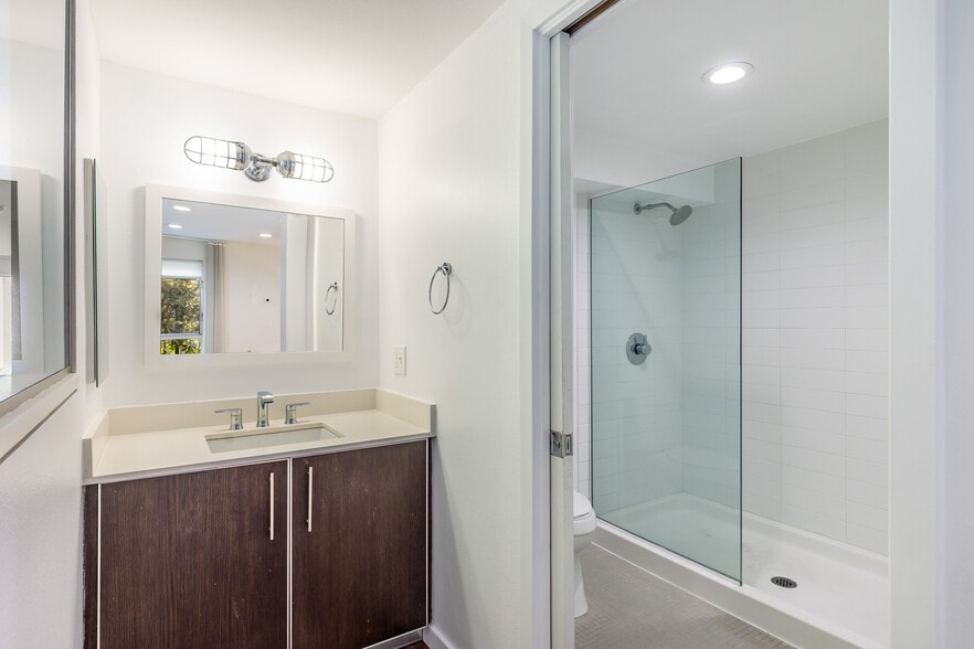 Building Photo - 4215 Glencoe Ave