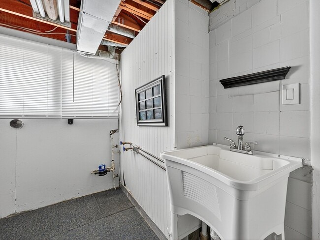 Building Photo - 206 Ava Ave