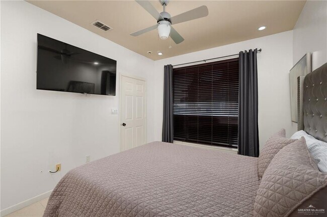 Building Photo - 26 Travis St