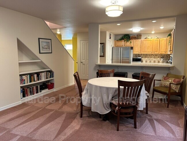 Building Photo - 830 E Riverpark Ln