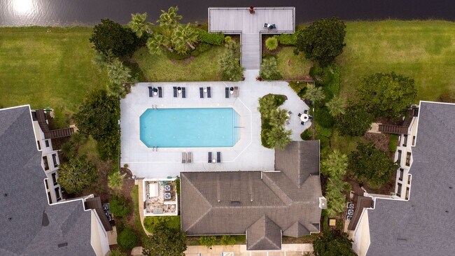 Building Photo - Belle Haven 2-Bedroom Condo with Pond View and Garage