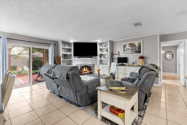 Building Photo - 883 Silverpines Rd