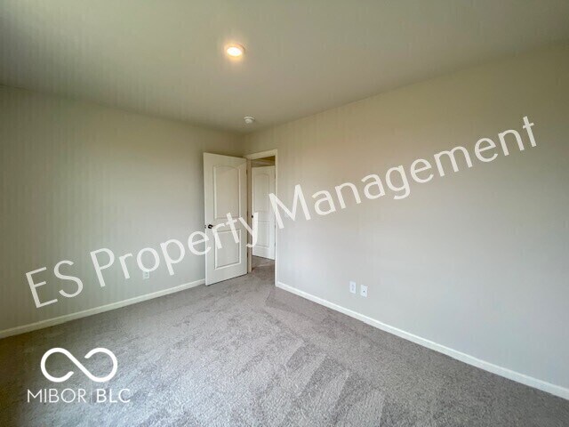 Building Photo - 2608 W Kings Cyn Dr
