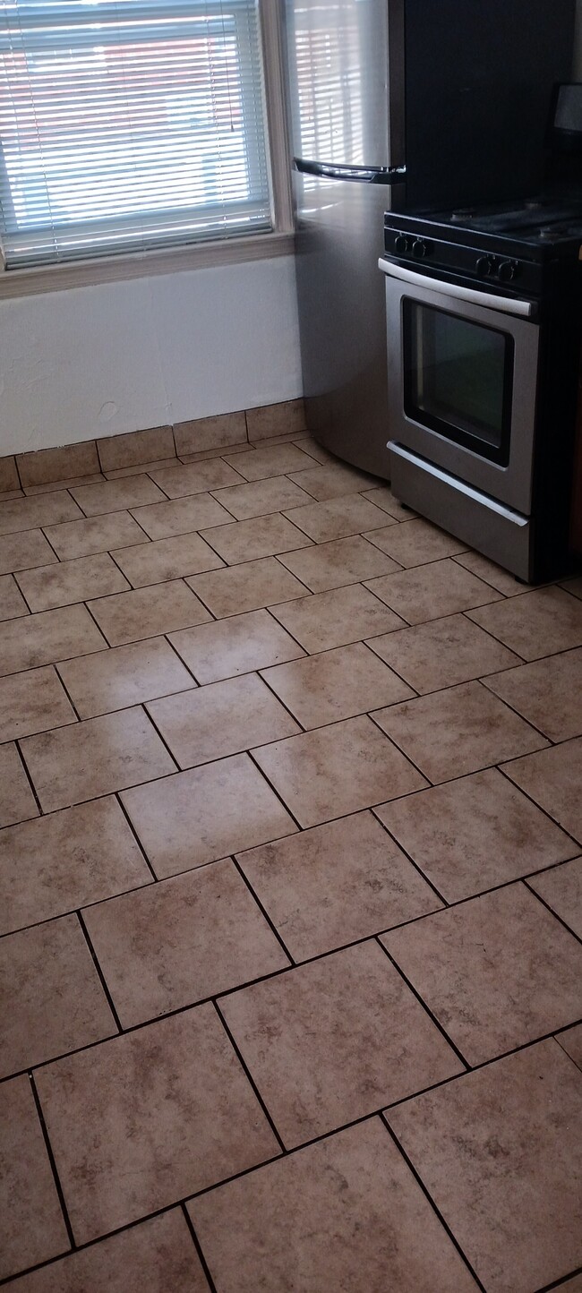 Ceramic Tile Kitchen - 6309 Gardenia St