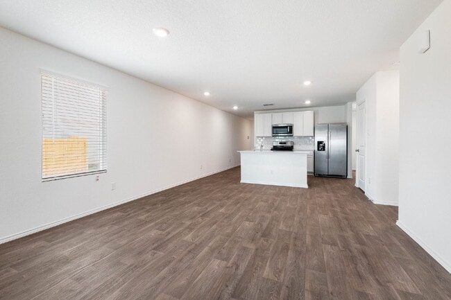 Building Photo - Redbird Ranch 4 Bedroom, 2 Bath, Internet Included, Tons of Amenities