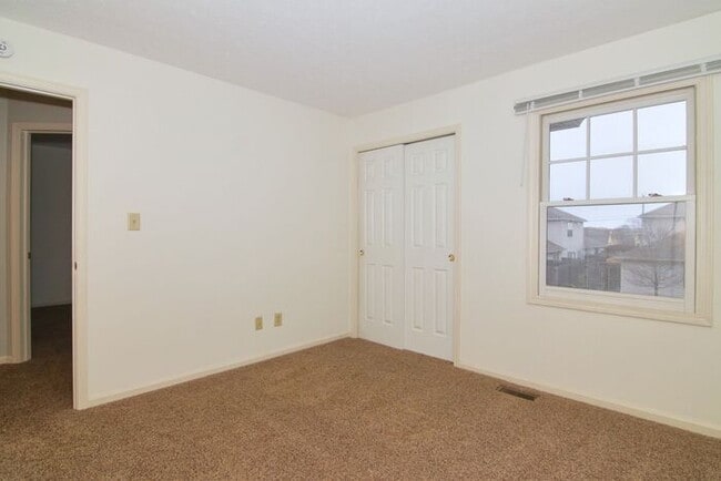 Building Photo - 3 Bedroom Townhome in Greenwood