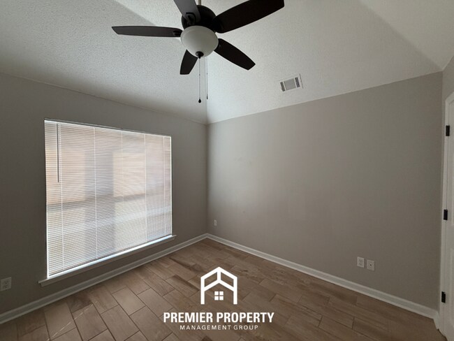 Building Photo - 270 Village Dr