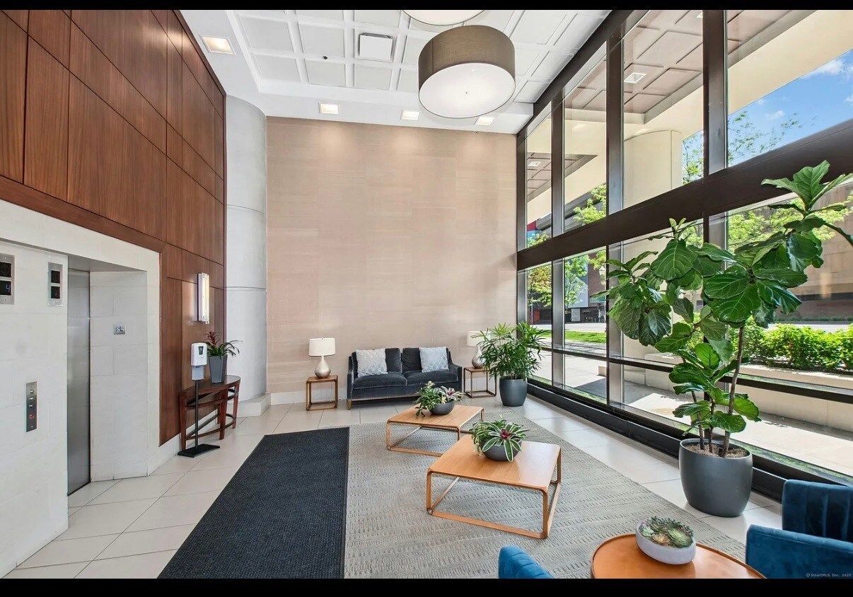 Building Photo - 127 Greyrock Pl