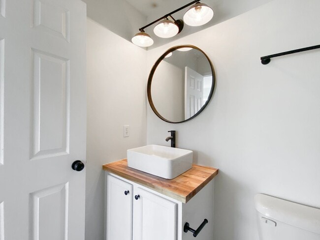 Building Photo - Two Bedroom Townhome in Godley Park with m...