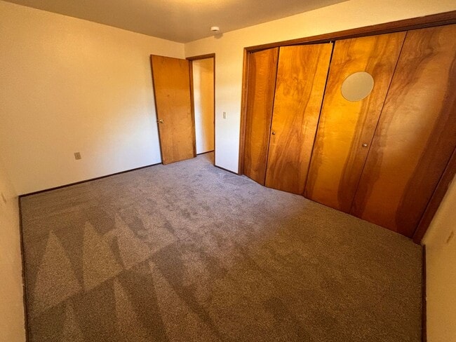 Building Photo - Water & Sewer Paid- 3 Bedroom 1 Bath Duplex