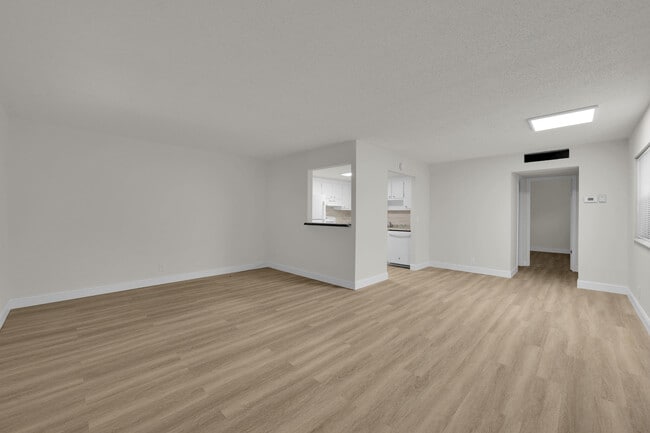 Building Photo - 146 Saxony D