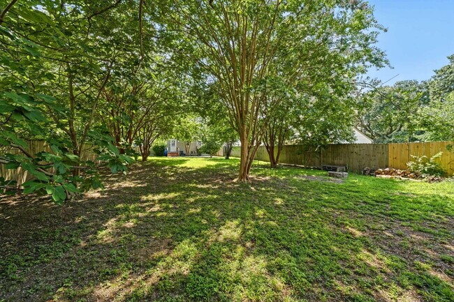 Building Photo - Modern 2 bed 1 bath home with fenced yard in Hampton