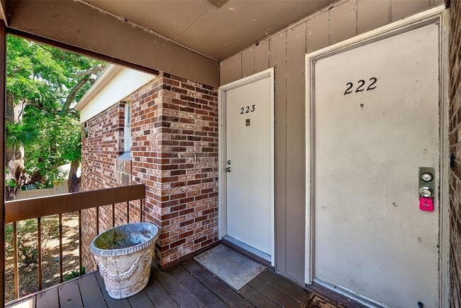 Building Photo - 10453 Carrollbrook Cir